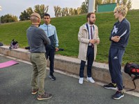 El regidor d'Esports, Ignasi Amor, saluda els atletes olímpics Bernat Erta i Ayad Lamdassem
