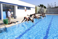 Els participants d’Esportmania fan busseig a les piscines municipals