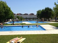 Gairebé 2.000 banyistes estrenen la temporada de piscines